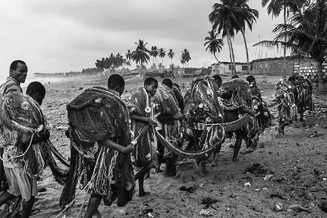販賣黑奴時(shí)，奴隸主怎么挑選？掰開嘴巴看牙齒，靠舔下巴識(shí)別汗液