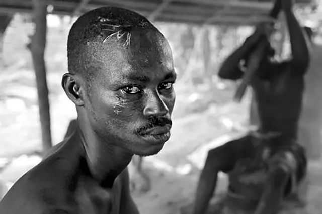 販賣黑奴時(shí)，奴隸主怎么挑選？掰開嘴巴看牙齒，靠舔下巴識(shí)別汗液