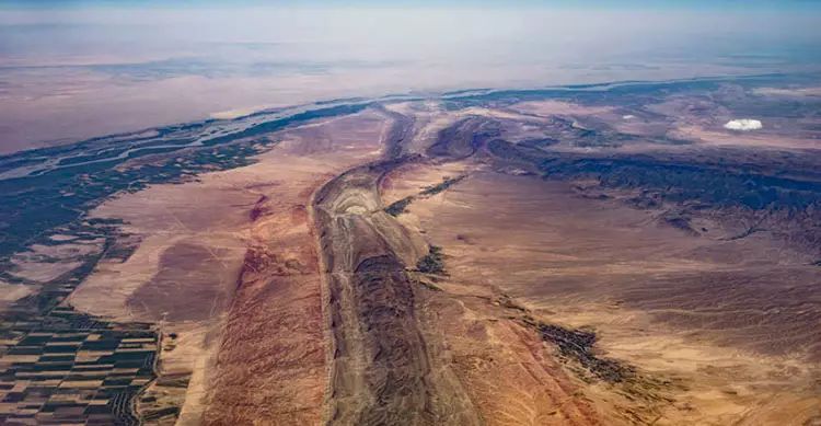 強烈地震能使斷層在幾秒內(nèi)劇烈地裂開與閉合