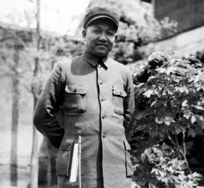 廣東軍區成立，司令員是元帥，四位副司令員都是誰