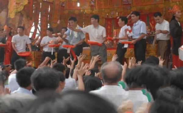 此地人被稱東方猶太人，做生意一流，其中的億萬富翁我們太熟悉