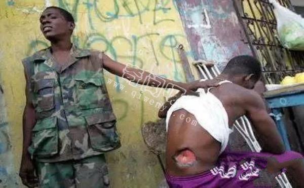 人類被AK47射中會(huì)怎樣，別在被電影欺騙！