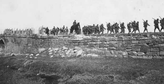 日軍最奇葩軍隊，看到路過的中國軍隊一槍不開，目送40萬人遠去！