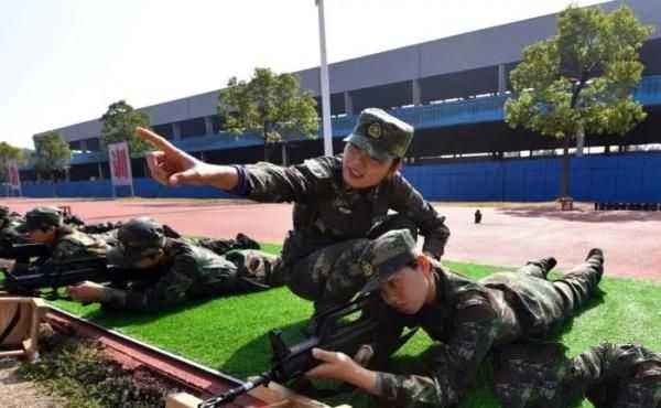 軍隊為何要把2念“兩”，7念“拐”，9念“勾”？有三個原因