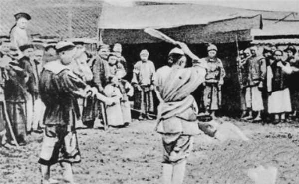 鏡頭下的清朝刑場：浸豬籠的女子一臉絕望，籠子里的犯人供人參觀