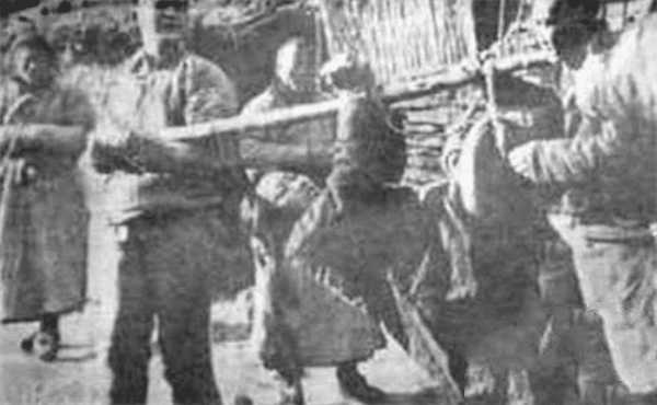 鏡頭下的清朝刑場：浸豬籠的女子一臉絕望，籠子里的犯人供人參觀