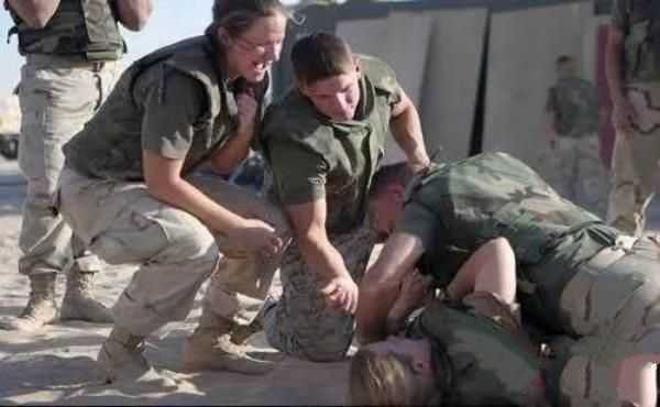 辣眼睛！英國士兵遭性侵：用迫擊炮塞進下體，現場視頻也曝光出來