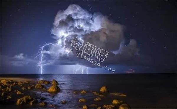 水可以導(dǎo)電，如果閃電打到海里，一次會電死多少魚？