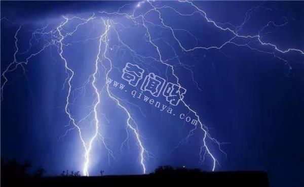 水可以導(dǎo)電，如果閃電打到海里，一次會電死多少魚？