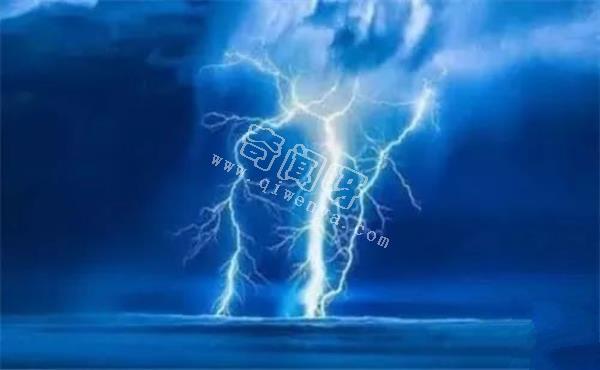 水可以導(dǎo)電，如果閃電打到海里，一次會電死多少魚？