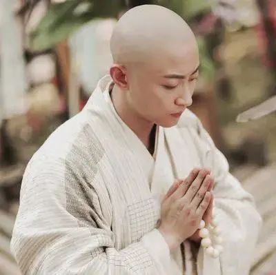 皇帝逼吃肉，和尚含淚破戒后，吐10字成千古名言！