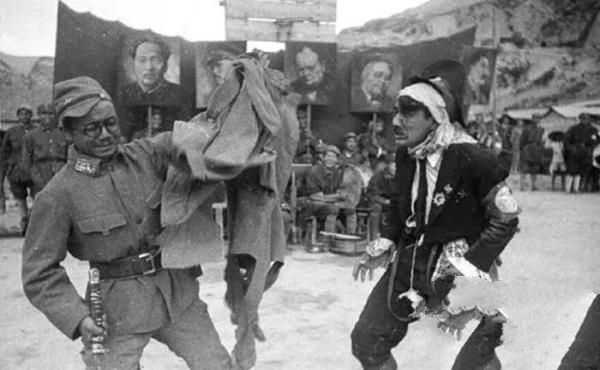 鏡頭下真實的民國，圖3獻媚鬼子的旗袍美女，圖5在大街上逮捕的女日本鬼子