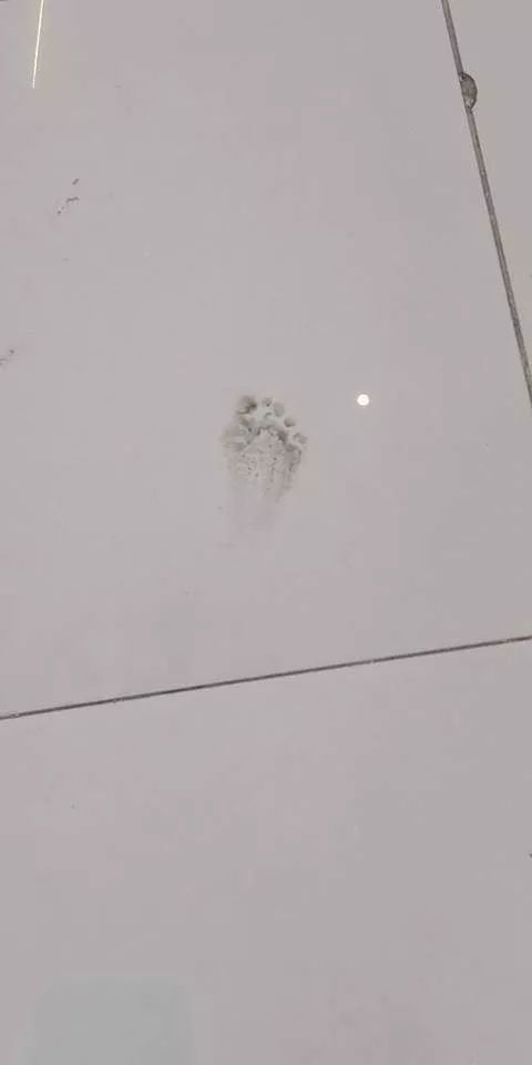 鬧鬼證據！菲律賓百貨“十年鬼腳印”，清掉就浮現另一只腳