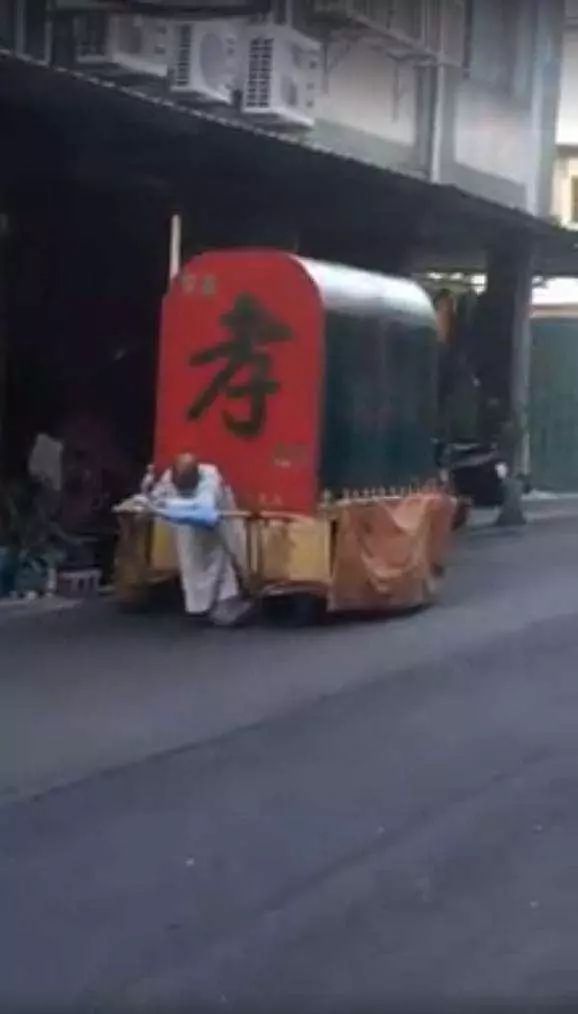 苦行僧“跪拉棺材車”700公里，跪行10幾年膝蓋磨爛也要發(fā)揚孝道！