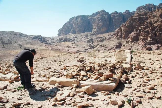 在約旦的佩特拉發(fā)現(xiàn)隱藏的遠(yuǎn)古巨大遺跡！ 使用衛(wèi)星、無人機(jī)和Google地球