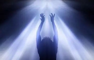 古代UFO？基督洗禮的畫描繪巨大飛行物射下光線