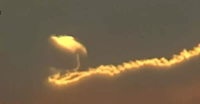 天空出現(xiàn)UFO的飛行火球，2:47 空中停一下竟孵出火鳳凰！