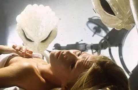 外星人偷我的卵子來創(chuàng)造混種兒！被外星人綁架的女人揭UFO奇遇