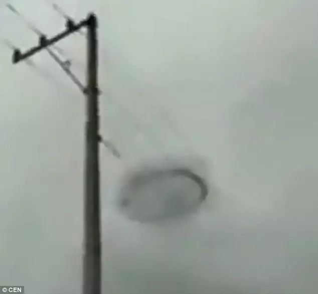 英國天空驚現神秘黑圈外星人入侵？UFO專家回應了！