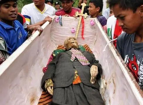 盤點(diǎn)全球10大奇葩葬禮，死后撥皮！