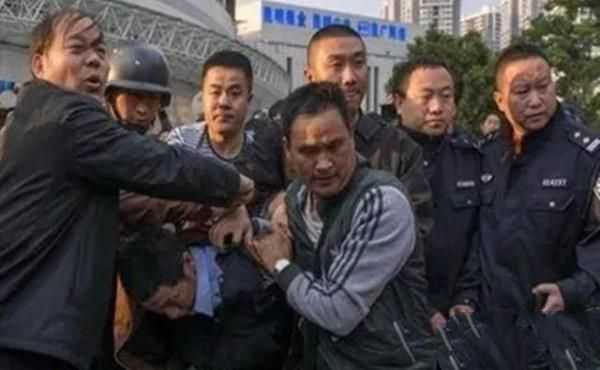 10年前云南17名青年失蹤，警方鎖定一個賣鴕鳥肉的老頭：肉哪來的