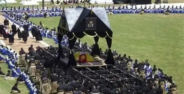 盤點(diǎn)全球10大奇葩葬禮，死后撥皮！