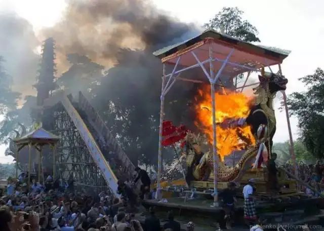 盤點(diǎn)全球10大奇葩葬禮，死后撥皮！