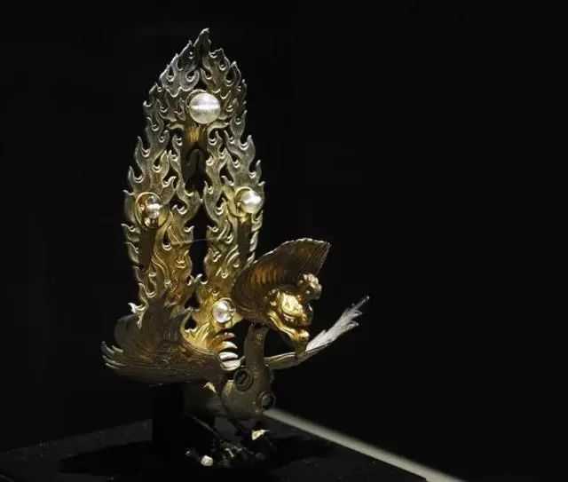 千年古塔維修，塔頂找到一霸氣鎮塔神獸，考古隊：此物專克龍族