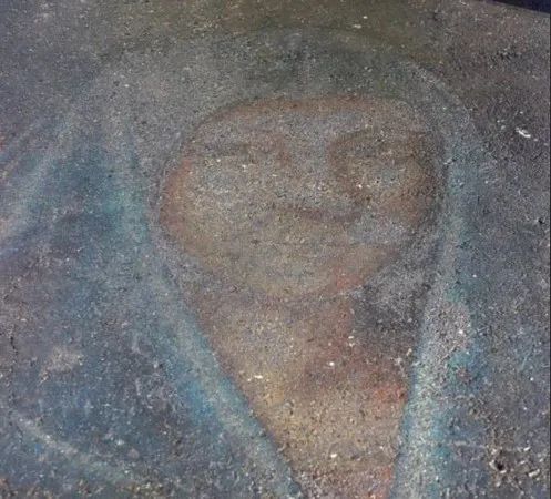 圣母瑪利亞顯“神跡”？粉筆畫像時隔13年突重新浮現