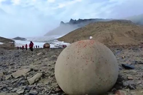 地球上這些巨大石球莫非是巨人的玩具？