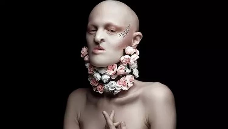 28歲患有罕見基因異常疾病的女模打破了眾人對時尚的印象