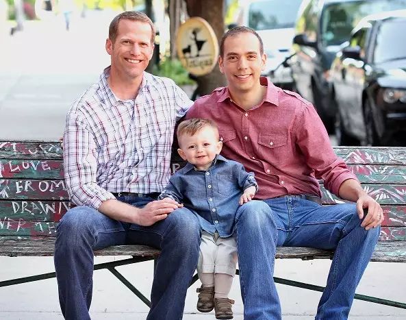 研究顯示同性戀家庭的小孩與一般傳統家庭的小孩一樣快樂！