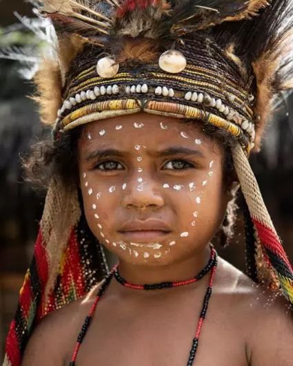 女人喪親就砍手指！攝影師揭印尼“丹尼部落”傳統，每天烤祖先遺體6小時