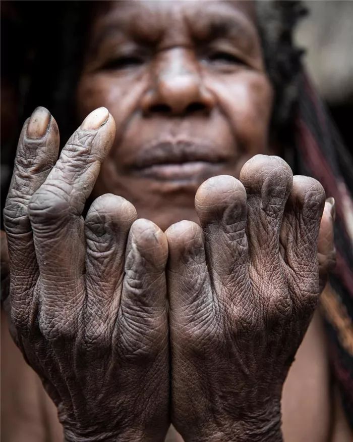 女人喪親就砍手指！攝影師揭印尼“丹尼部落”傳統，每天烤祖先遺體6小時