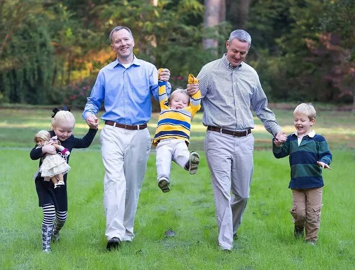 研究顯示同性戀家庭的小孩與一般傳統家庭的小孩一樣快樂！