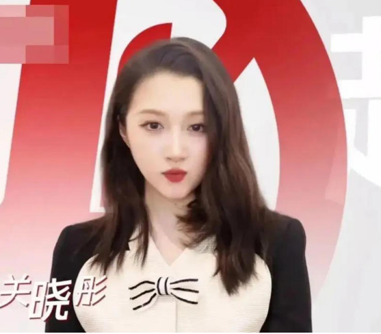 50歲林志玲與關(guān)曉彤撞衫，穿蝴蝶結(jié)裙不懼扮嫩還很洋氣，年齡在氣質(zhì)面前不值一提