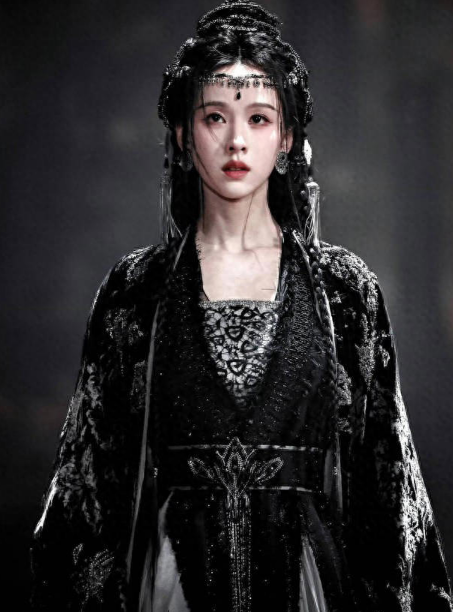 陳都靈一襲黑衣似神女，眉眼溫柔又凌厲