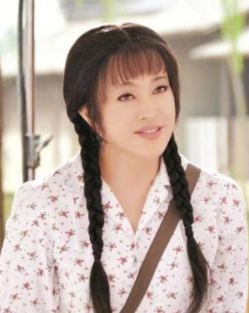 74歲再演少女引熱議，她為何偏不服老？網友爭議中短劇卻爆了