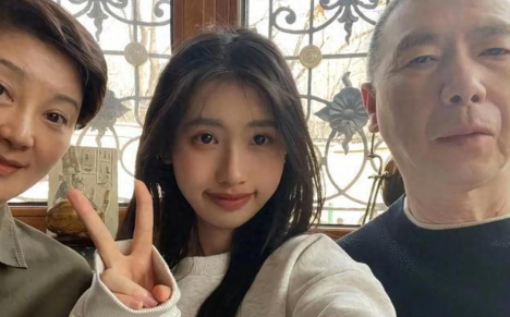 馮小剛女兒曬與趙麗穎合影，以新身份進入娛樂圈，網友評論引熱議