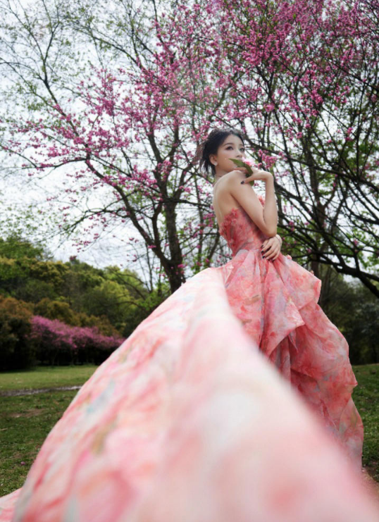 孫怡的春日造型好驚艷！粉色紗裙飄逸，好似花中仙