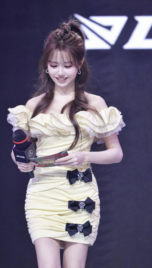 LPL主持人BaoBao分享照片：春天的一點(diǎn)嫩黃