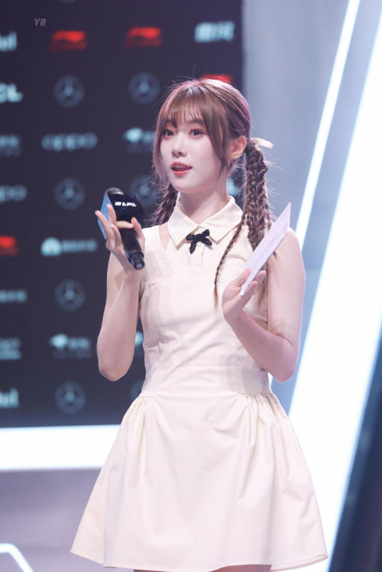 主持小鈺曬妝造圖：深圳這幾場的妝造都蠻喜歡的嘿嘿(圖文)